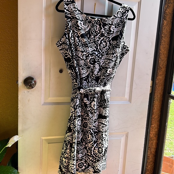 KIM By Kim Rogers Black & White Floral Print Sleeveless Dress with Tie at waist - Picture 2 of 3